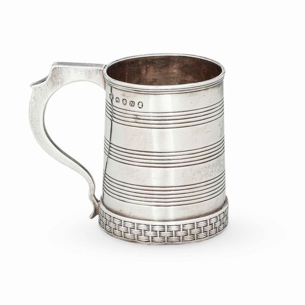 Mug in argento fuso, sbalzato e cesellato. Inghilterra, marchio della citt� di Londra per l'anno 1807, argentiere Thomas Powell  - Asta Argenti da Collezione | Antichi - Associazione Nazionale - Case d'Asta italiane