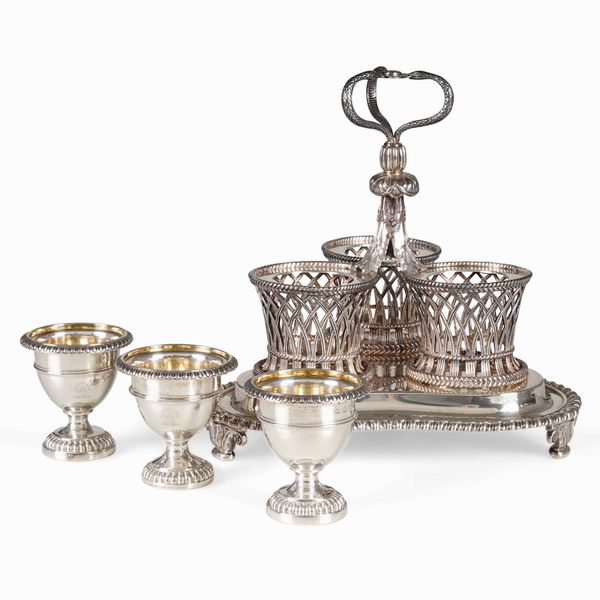 Porta uova. Argento fuso, sbalzato, traforato e cesellato. Londra 1810-1811. Marchi dell�argentiere Paul Storr  - Asta Argenti da Collezione | Antichi - Associazione Nazionale - Case d'Asta italiane