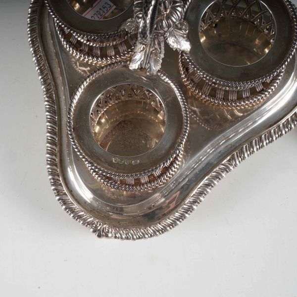 Porta uova. Argento fuso, sbalzato, traforato e cesellato. Londra 1810-1811. Marchi dell�argentiere Paul Storr  - Asta Argenti da Collezione | Antichi - Associazione Nazionale - Case d'Asta italiane