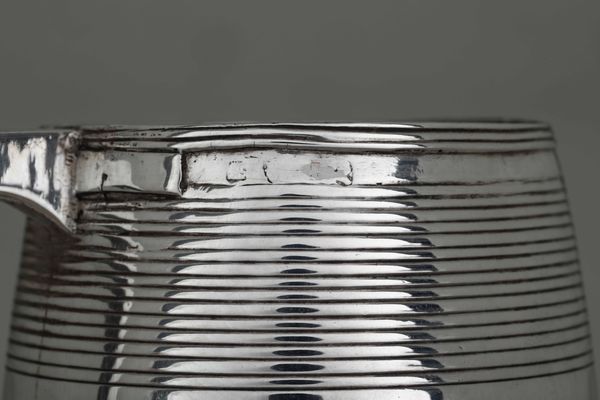 Mug. Argento fuso, sbalzato e cesellato. Inghilterra XIX secolo. Marchi consunti  - Asta Argenti da Collezione | Antichi - Associazione Nazionale - Case d'Asta italiane