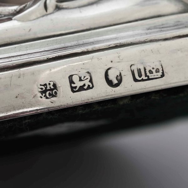 Coppia di piccoli candelieri. Argento fuso, sbalzato e cesellato. Marchi della citt� di Sheffield per l�anno 1840 e dell�argentiere SR&Co. (non identificato)  - Asta Argenti da Collezione | Antichi - Associazione Nazionale - Case d'Asta italiane