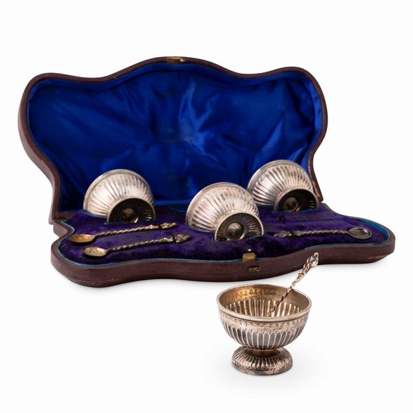 Scatola con 4 salierine e cucchiaini. Argento fuso e sagomato. Londra 1873, argentiere R.R (non identificato)  - Asta Argenti da Collezione | Antichi - Associazione Nazionale - Case d'Asta italiane