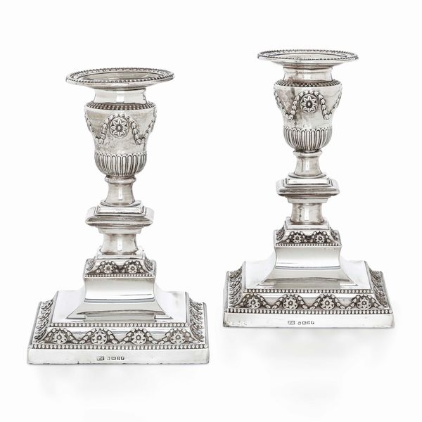 Coppia di candelieri in argento fuso e cesellato. Marchio della citt� di Sheffield per l'anno 1859, argentiere TH (non identificato)  - Asta Argenti da Collezione | Antichi - Associazione Nazionale - Case d'Asta italiane