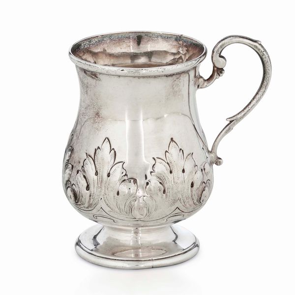 Mug in argento fuso, sbalzato e cesellato. Marchio della citt� di Sheffield per l'anno 1875, argentiere non identificato  - Asta Argenti da Collezione | Antichi - Associazione Nazionale - Case d'Asta italiane