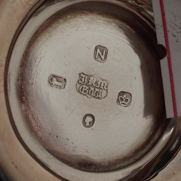 Mug in argento fuso, sbalzato e cesellato. Marchio della citt� di Sheffield per l'anno 1875, argentiere non identificato  - Asta Argenti da Collezione | Antichi - Associazione Nazionale - Case d'Asta italiane