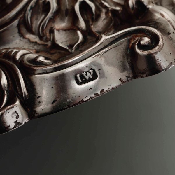 Raro insieme composto da 2 candelabri e 4 candelieri in argento Sterling fuso e cesellato. Inghilterra secondo quarto del XIX secolo. Marchi della citt� di Sheffield e dell'argentiere John Watson  (un candeliere con marchio per l'anno 1838 e rimanenti 3 candelieri e 2 candelabri con marchio per l'anno 1840)  - Asta Argenti da Collezione | Antichi - Associazione Nazionale - Case d'Asta italiane