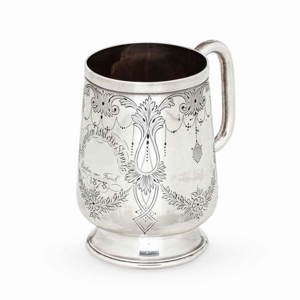 Mug. Argento fuso, sbalzato e cesellato. Birmingham 1877, argentiere A.H. Tongue  - Asta Argenti da Collezione | Antichi - Associazione Nazionale - Case d'Asta italiane