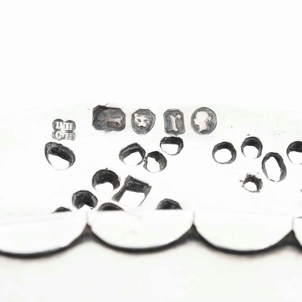 Salver. Argento fuso, traforato e inciso. Marchio della citt� di Londra per l'anno 1872, argentiere Hands & Sons  - Asta Argenti da Collezione | Antichi - Associazione Nazionale - Case d'Asta italiane