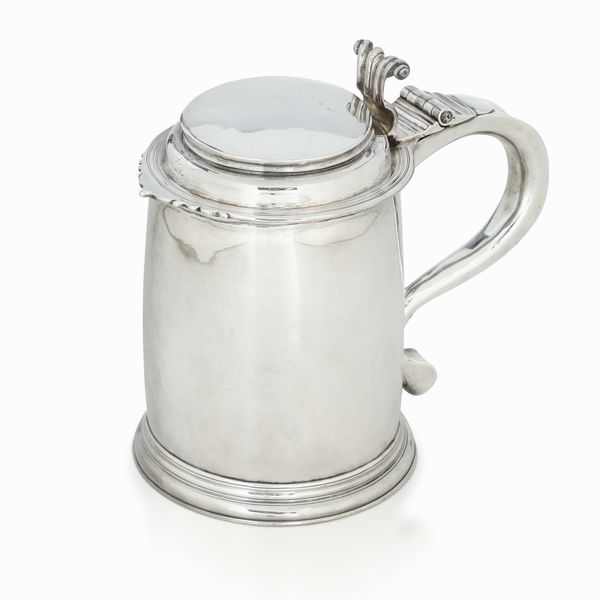 Tankard. Argento fuso, sbalzato e cesellato. Londra fine XVII - inizi XVIII secolo. Marchi consunti di difficile lettura  - Asta Argenti da Collezione | Antichi - Associazione Nazionale - Case d'Asta italiane