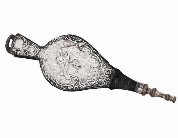 Soffietto da camino rivestito in argento sterling. Marchio della citt� di Londra 1899. Argentiere William Richard Corke  - Asta Argenti da Collezione | Antichi - Associazione Nazionale - Case d'Asta italiane