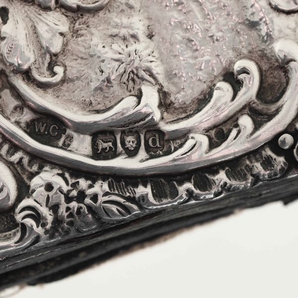 Soffietto da camino rivestito in argento sterling. Marchio della citt� di Londra 1899. Argentiere William Richard Corke  - Asta Argenti da Collezione | Antichi - Associazione Nazionale - Case d'Asta italiane