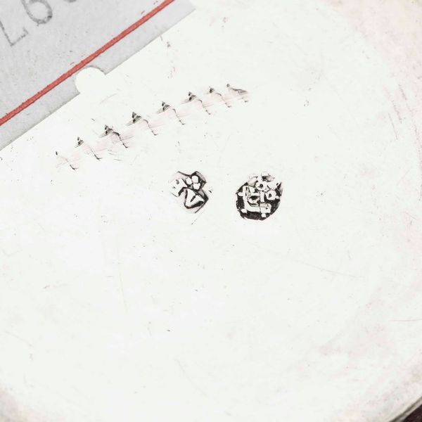 Calamaio in argento fuso, sbalzato e cesellato, Roma XVIII-XIX secolo. Contenitori argentiere Antonio II fumanti (1754-1804). Vassoio argentiere Francesco Sani (1800-1829)  - Asta Argenti da Collezione | Antichi - Associazione Nazionale - Case d'Asta italiane