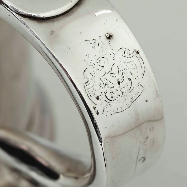Tankard. Argento fuso, sbalzato e cesellato. Londra fine XVII - inizi XVIII secolo. Marchi consunti di difficile lettura  - Asta Argenti da Collezione | Antichi - Associazione Nazionale - Case d'Asta italiane