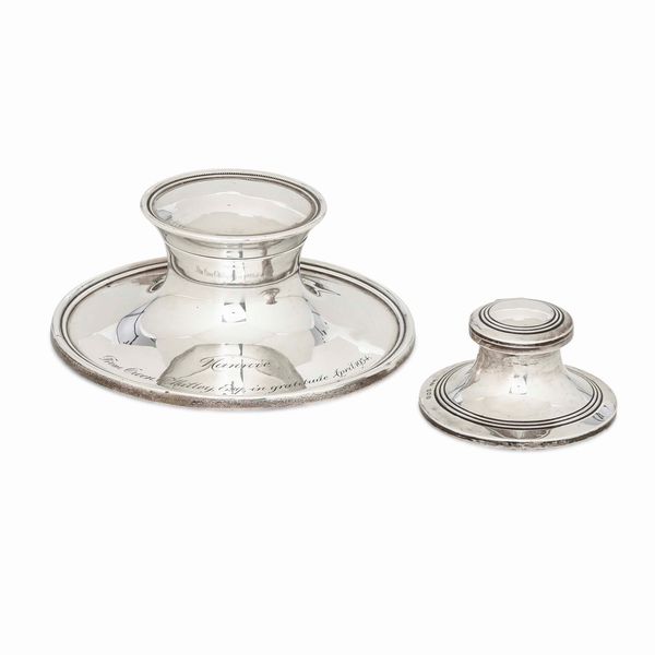 Due calamai. Argento fuso e sagomato. Uno Birmingham 1911, argentiere Henry Williamson Ldt. e uno Birmingham 1919 (bollo dell�argentiere parziale di difficile lettura)  - Asta Argenti da Collezione | Antichi - Associazione Nazionale - Case d'Asta italiane