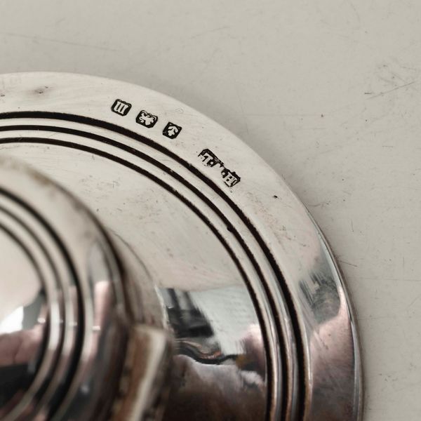 Due calamai. Argento fuso e sagomato. Uno Birmingham 1911, argentiere Henry Williamson Ldt. e uno Birmingham 1919 (bollo dell�argentiere parziale di difficile lettura)  - Asta Argenti da Collezione | Antichi - Associazione Nazionale - Case d'Asta italiane