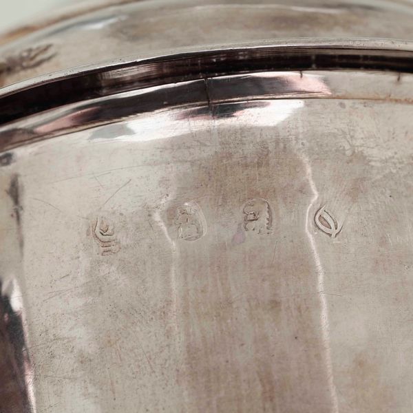 Tankard. Argento fuso, sbalzato e cesellato. Londra 1713. Marchio dell�argentiere consunto di difficile lettura  - Asta Argenti da Collezione | Antichi - Associazione Nazionale - Case d'Asta italiane