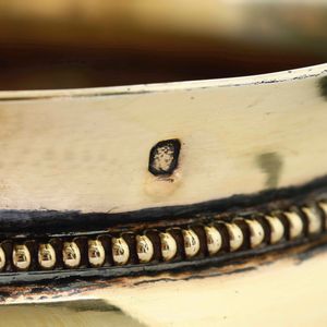 Due tazze con piatto. Argento primo titolo fuso, sbalzato, cesellato e dorato. Parigi marchi in uso dal 1798 al 1809. Marchio dell�argentiere non identificato  - Asta Argenti da Collezione | Antichi - Associazione Nazionale - Case d'Asta italiane