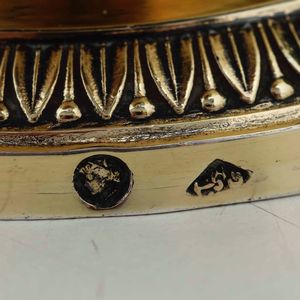 Due tazze con piatto. Argento primo titolo fuso, sbalzato, cesellato e dorato. Parigi marchi in uso dal 1798 al 1809. Marchio dell�argentiere non identificato  - Asta Argenti da Collezione | Antichi - Associazione Nazionale - Case d'Asta italiane