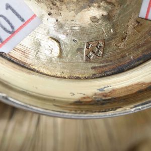 Due tazze con piatto. Argento primo titolo fuso, sbalzato, cesellato e dorato. Parigi marchi in uso dal 1798 al 1809. Marchio dell�argentiere non identificato  - Asta Argenti da Collezione | Antichi - Associazione Nazionale - Case d'Asta italiane