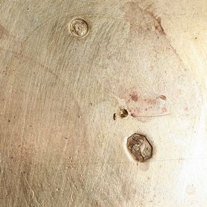 Due tazze con piatto. Argento primo titolo fuso, sbalzato, cesellato e dorato. Parigi marchi in uso dal 1798 al 1809. Marchio dell�argentiere non identificato  - Asta Argenti da Collezione | Antichi - Associazione Nazionale - Case d'Asta italiane