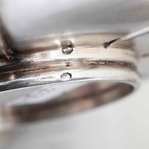 Coppia di tazze. Argento fuso, sbalzato e cesellato. Francia, marchio per l�esportazione in uso dal 1839 al 1879. Argentiere PQ entro losanga (Pierre Quellet ?)  - Asta Argenti da Collezione | Antichi - Associazione Nazionale - Case d'Asta italiane