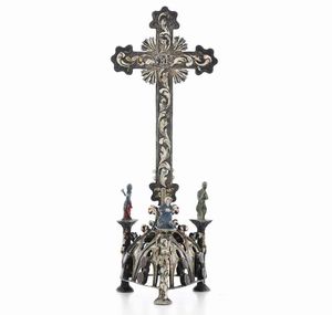 Crocifisso da meditazione. Argento fuso, traforato, cesellato e smaltato. Castoni con pietre colorate e turchesi. Probabilmente Vienna XIX secolo  - Asta Argenti da Collezione | Antichi - Associazione Nazionale - Case d'Asta italiane
