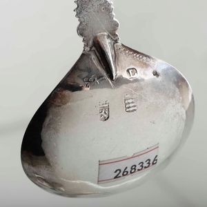 Dodici cucchiai commemorativi. Argento fuso, sbalzato e cesellato. Differenti manifatture (Paesi Bassi, Inghilterra e altri) e differenti epoche dal XVIII al XX secolo  - Asta Argenti da Collezione | Antichi - Associazione Nazionale - Case d'Asta italiane