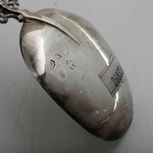 Dodici cucchiai commemorativi. Argento fuso, sbalzato e cesellato. Differenti manifatture (Paesi Bassi, Inghilterra e altri) e differenti epoche dal XVIII al XX secolo  - Asta Argenti da Collezione | Antichi - Associazione Nazionale - Case d'Asta italiane