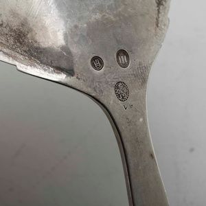 Dodici cucchiai commemorativi. Argento fuso, sbalzato e cesellato. Differenti manifatture (Paesi Bassi, Inghilterra e altri) e differenti epoche dal XVIII al XX secolo  - Asta Argenti da Collezione | Antichi - Associazione Nazionale - Case d'Asta italiane