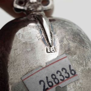 Dodici cucchiai commemorativi. Argento fuso, sbalzato e cesellato. Differenti manifatture (Paesi Bassi, Inghilterra e altri) e differenti epoche dal XVIII al XX secolo  - Asta Argenti da Collezione | Antichi - Associazione Nazionale - Case d'Asta italiane