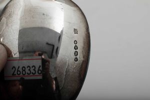 Dodici cucchiai commemorativi. Argento fuso, sbalzato e cesellato. Differenti manifatture (Paesi Bassi, Inghilterra e altri) e differenti epoche dal XVIII al XX secolo  - Asta Argenti da Collezione | Antichi - Associazione Nazionale - Case d'Asta italiane