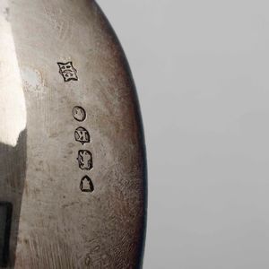 Dodici cucchiai commemorativi. Argento fuso, sbalzato e cesellato. Differenti manifatture (Paesi Bassi, Inghilterra e altri) e differenti epoche dal XVIII al XX secolo  - Asta Argenti da Collezione | Antichi - Associazione Nazionale - Case d'Asta italiane