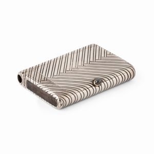 Porta sigarette e porta fiammiferi con cerniera a scomparsa. Argento fuso e cesellato a motivi geometrici e interno dorato. Marchio Faberg� e del Maestro argentiere Mikhail Perhim. San Pietroburgo fine XIX secolo  - Asta Argenti da Collezione | Antichi - Associazione Nazionale - Case d'Asta italiane