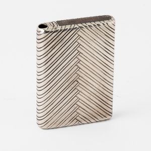 Porta sigarette e porta fiammiferi con cerniera a scomparsa. Argento fuso e cesellato a motivi geometrici e interno dorato. Marchio Faberg� e del Maestro argentiere Mikhail Perhim. San Pietroburgo fine XIX secolo  - Asta Argenti da Collezione | Antichi - Associazione Nazionale - Case d'Asta italiane