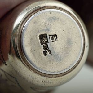 Tre bicchieri, Argento fuso, sbalzato e cesellato. Russia fine XIX secolo, differenti manifatture  - Asta Argenti da Collezione | Antichi - Associazione Nazionale - Case d'Asta italiane