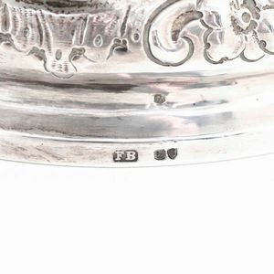 Tankard. Argento fuso, sbalzato e cesellato. Londra 1727. Marchio dellargentiere parziale di difficile identificazione (J. Millington?) e altri marchi per Londra 1877 e dellargentiere Frederick Brasted  - Asta Argenti da Collezione | Antichi - Associazione Nazionale - Case d'Asta italiane