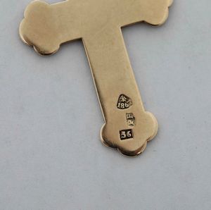 Crocefisso a pendente. Oro fuso e cesellato. San Pietroburgo 1867, orafo PB (non identificato)  - Asta Argenti da Collezione | Antichi - Associazione Nazionale - Case d'Asta italiane