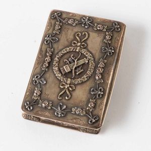 Tabacchiera. Oro 18k fuso e cesellato. Oreficeria del XX secolo. Probabilmente Inghilterra  - Asta Argenti da Collezione | Antichi - Associazione Nazionale - Case d'Asta italiane