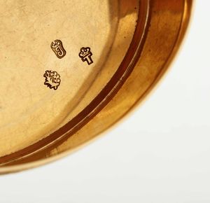 Tabacchiera. Oro 18kt e smalti, coperchio centrato da miniatura di Filippo II, Duca d'Orleans, incorniciata da diamanti taglio vecchio. Francia, XVIII secolo  - Asta Argenti da Collezione | Antichi - Associazione Nazionale - Case d'Asta italiane