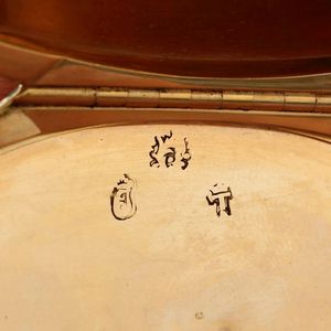 Tabacchiera. Oro 18kt e smalti, coperchio centrato da miniatura di Filippo II, Duca d'Orleans, incorniciata da diamanti taglio vecchio. Francia, XVIII secolo  - Asta Argenti da Collezione | Antichi - Associazione Nazionale - Case d'Asta italiane