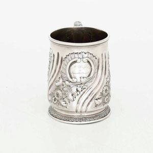 Mug. Argento fuso e cesellato (sbalzato in epoca successiva). Londra 1729/1731. Argentiere Humprey Payne  - Asta Argenti da Collezione | Antichi - Associazione Nazionale - Case d'Asta italiane
