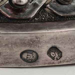 Coppia di candelieri. Argento fuso, sbalzato e cesellato. Genova ultimo quarto del XVIII secolo, punzone della Torretta e datario 78 e marchi di occupazione francese in uso dal 1805 al 1808  - Asta Argenti da Collezione | Antichi - Associazione Nazionale - Case d'Asta italiane