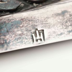 Coppia di candelieri in argento fuso, sbalzato e cesellato. Genova fine del XVIII secolo. Punzone della Torretta senza datario  - Asta Argenti da Collezione | Antichi - Associazione Nazionale - Case d'Asta italiane