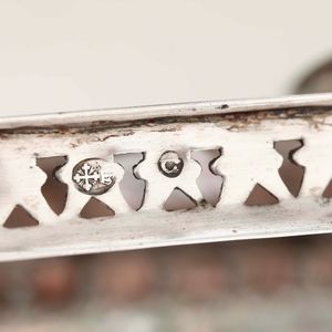 Acetoliera. Argento fuso, sbalzato e traforato. Genova XIX secolo. Marchio con delfino e croce mauriziana in uso dal 1825 al 1872  - Asta Argenti da Collezione | Antichi - Associazione Nazionale - Case d'Asta italiane