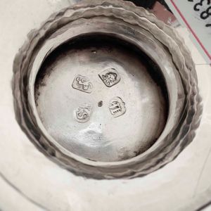 Coppa biansata in argento fuso e cesellato. Inghilterra, marchio della citt di Londra per l'anno 1748, bollo dellargentiere parziale di difficile lettura, probabilmente John Swift  - Asta Argenti da Collezione | Antichi - Associazione Nazionale - Case d'Asta italiane