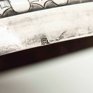 Rara coppia di candelieri. Argento fuso e cesellato. Marmo verde e giallo. Italia (?) XIX-XX secolo, marchio della �Torretta� senza datario (probabilmente non pertinente)  - Asta Argenti da Collezione | Antichi - Associazione Nazionale - Case d'Asta italiane