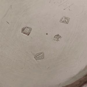 Tankard in argento fuso, sbalzato e cesellato. Marchio della citt di Londra per lanno 1735 e dellargentiere consunto di difficile lettura  - Asta Argenti da Collezione | Antichi - Associazione Nazionale - Case d'Asta italiane