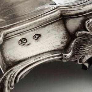 Acetoliera. Argento fuso, sagomato e cesellato. Torino XIX secolo. Marchio con testa di toro e croce mauriziana in uso dal 1825 al 1872  - Asta Argenti da Collezione | Antichi - Associazione Nazionale - Case d'Asta italiane