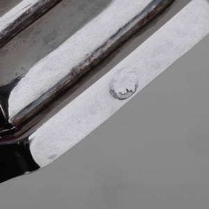 Coppia di candelieri. Argento fuso e sbalzato. Milano seconda met� del XVIII secolo Argentiere Contardo Buccellati (all�insegna della testa di moro)  - Asta Argenti da Collezione | Antichi - Associazione Nazionale - Case d'Asta italiane