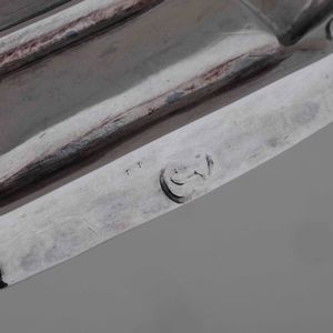 Coppia di candelieri. Argento fuso e sbalzato. Milano seconda met� del XVIII secolo Argentiere Contardo Buccellati (all�insegna della testa di moro)  - Asta Argenti da Collezione | Antichi - Associazione Nazionale - Case d'Asta italiane